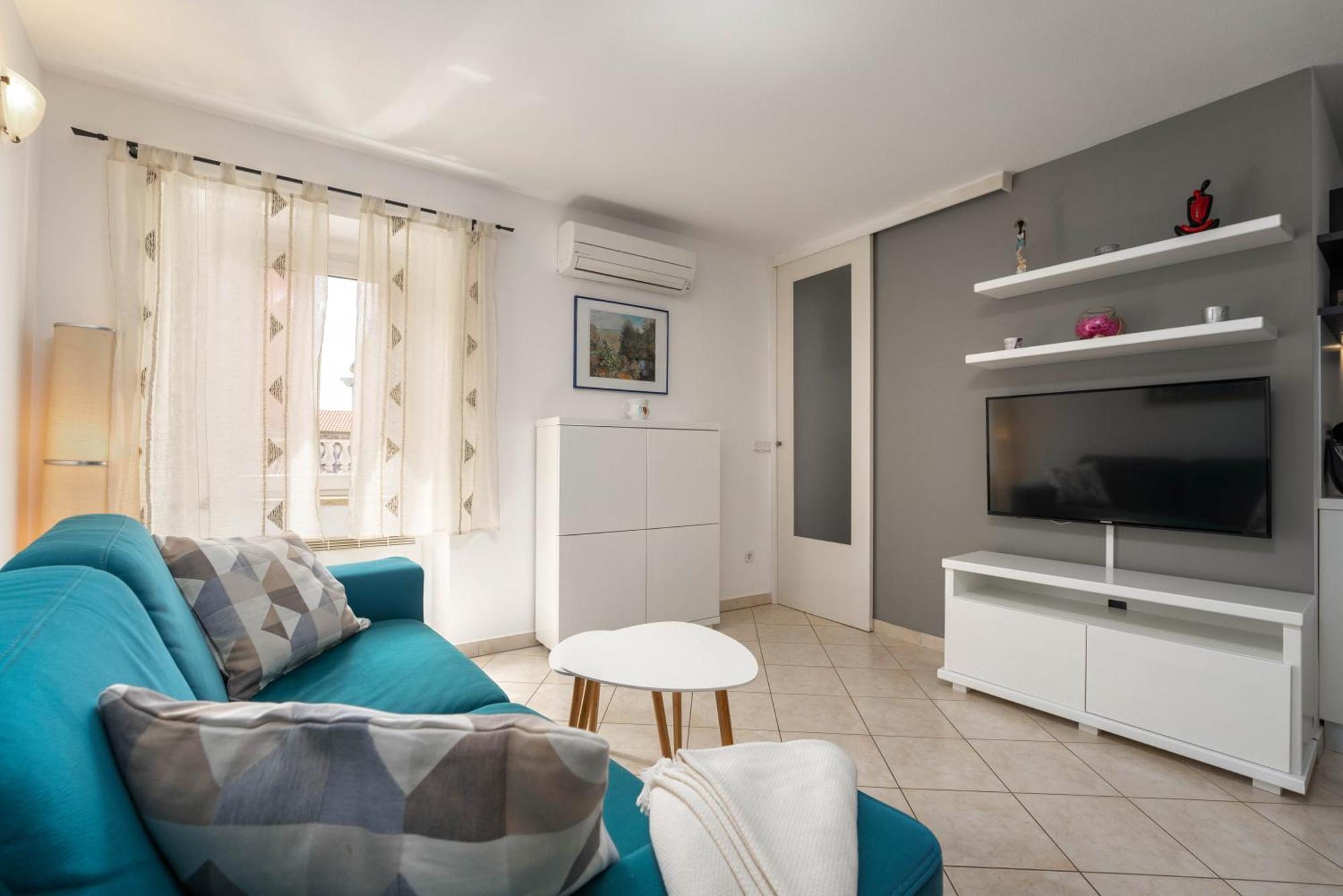 Degrassi Square (adults Only) Apartment *