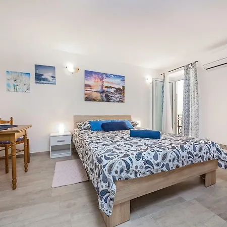 Degrassi Square Apartments (Adults Only) Vrsar Exterior foto
