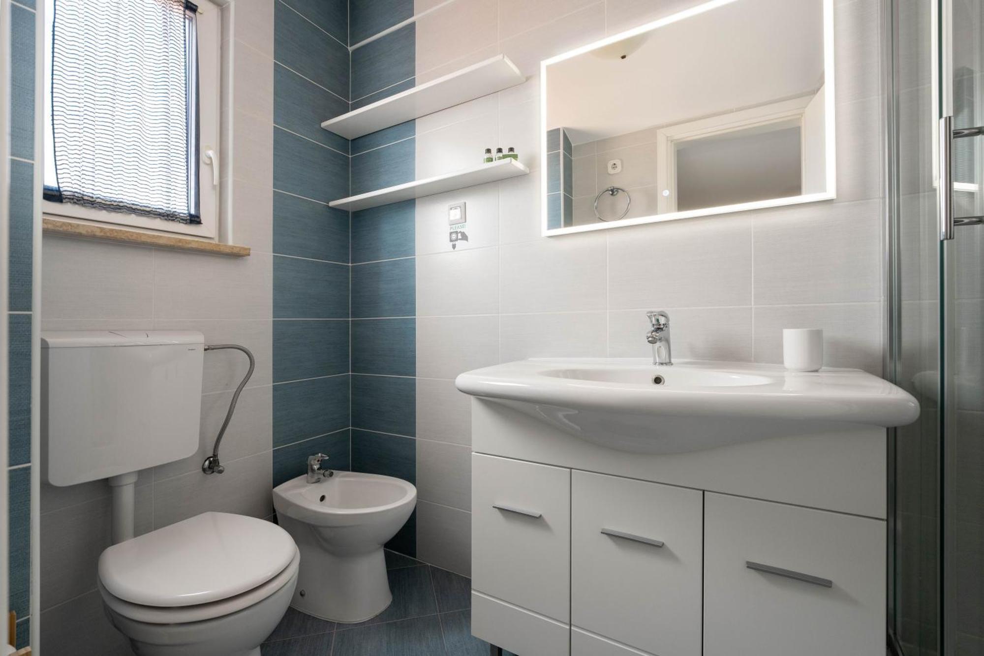 Degrassi Square (adults Only) Apartment *