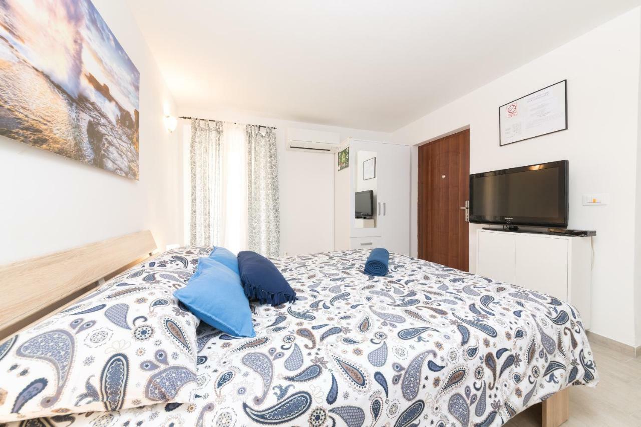 Degrassi Square (adults Only) Apartment Vrsar