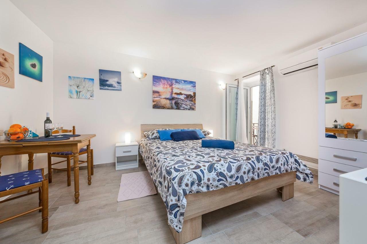 Degrassi Square (adults Only) Apartment *